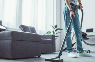 Tínedžer a domáce práce: Ako ho „prinútiť" upratať si aspoň svoju izbu?