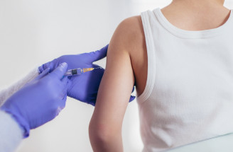 Je zvýšená teplota po očkovaní normálna? Vieme, či je potrebné znižovať ju liekmi