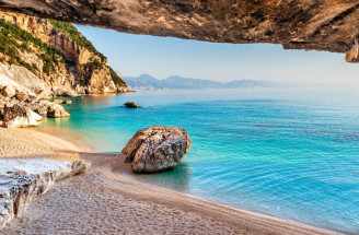 Luxusný dovolenkový ostrov s piesočnatými plážami a čistým morom: Sardínia