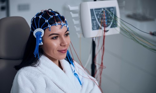 EEG vyšetrenie – kedy sa vykonáva, aká je príprava a ako prebieha?