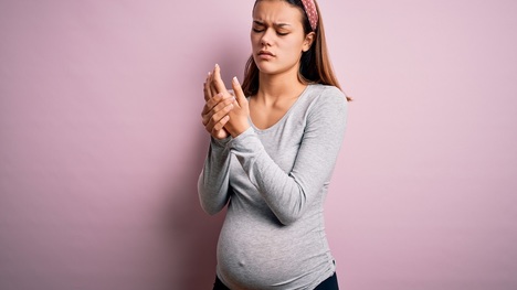 Čo spôsobuje tŕpnutie rúk v tehotenstve? Môže byť na vine syndróm karpálneho tunela?