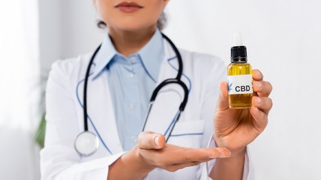 CBD olej – aké má účinky a ako ho užívať zvnútra i zvonka?