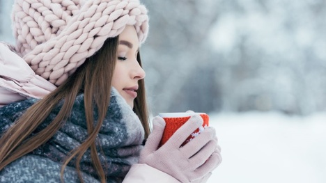 Kúzlo zimnej kávy: 3 recepty, ktoré premenia váš obľúbený horúci nápoj na slávnostnú pochúťku!