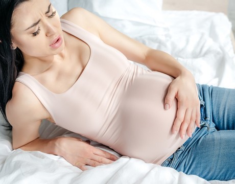 Bolesti v podbrušku v tehotenstve – čo signalizujú v prvom, druhom alebo treťom trimestri?