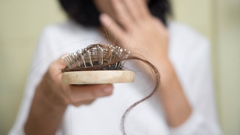 Prírodná liečba vypadávania vlasov: Spoľahnite sa na týchto 5 pomocníkov!