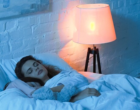 Prečo je pre kvalitný odpočinok nevyhnutný spánok v tme? TOTO spôsobuje nedostatočná tma!