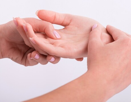 Čo ruky prezradia o vašom zdraví? Týchto 11 príznakov môže signalizovať zdravotný problém!