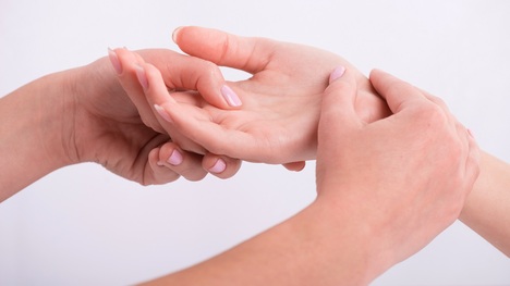 Čo ruky prezradia o vašom zdraví? Týchto 11 príznakov môže signalizovať zdravotný problém!