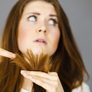 Máte polámané končeky vlasov? 4 tipy, ako postupovať